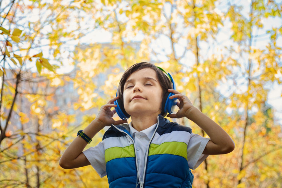 Enfant à la voix cassée qui écoute de la musique pour se relaxer